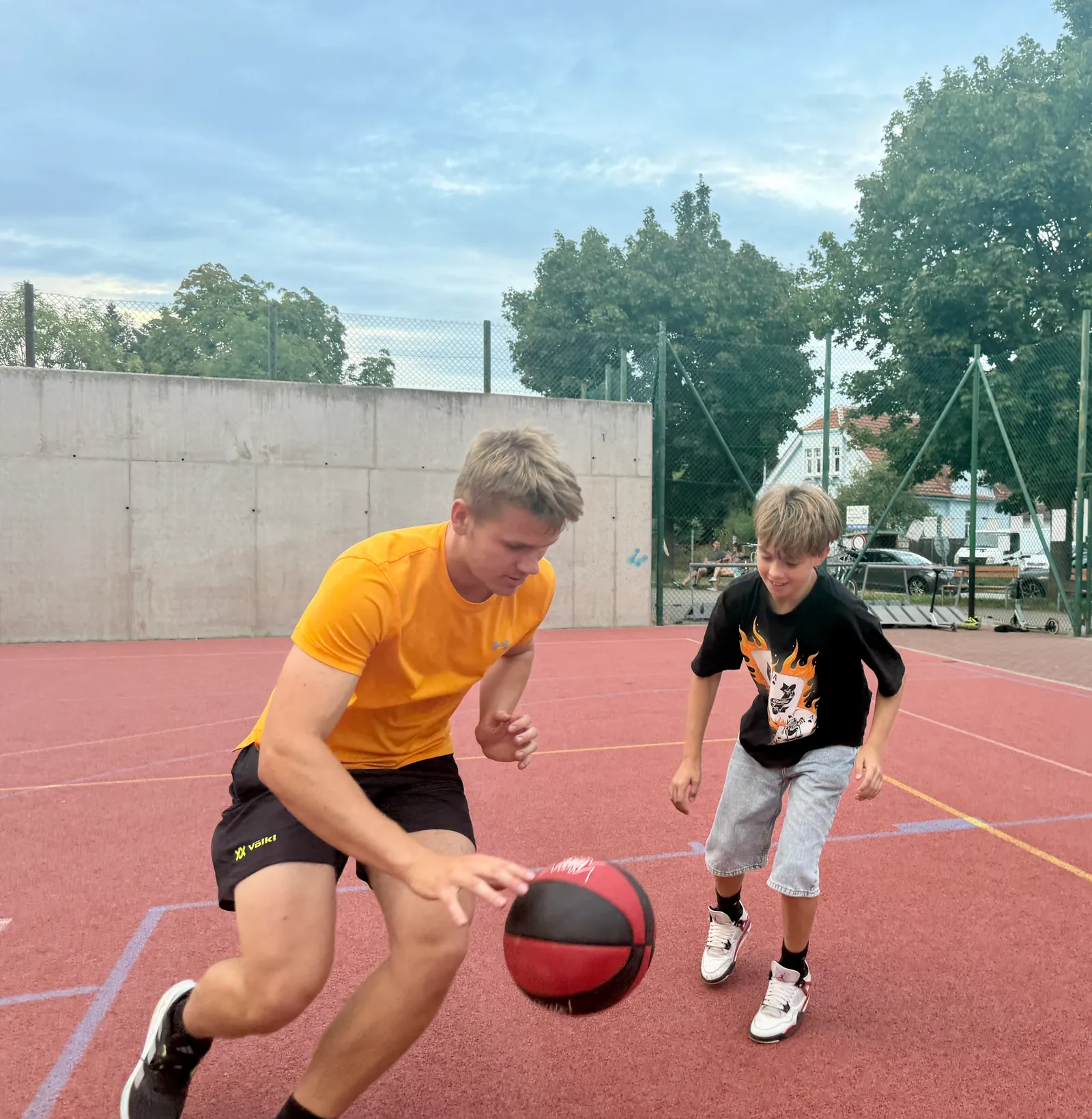 Václav Kvasnička hraje basketbal s chlapcem na hřišti