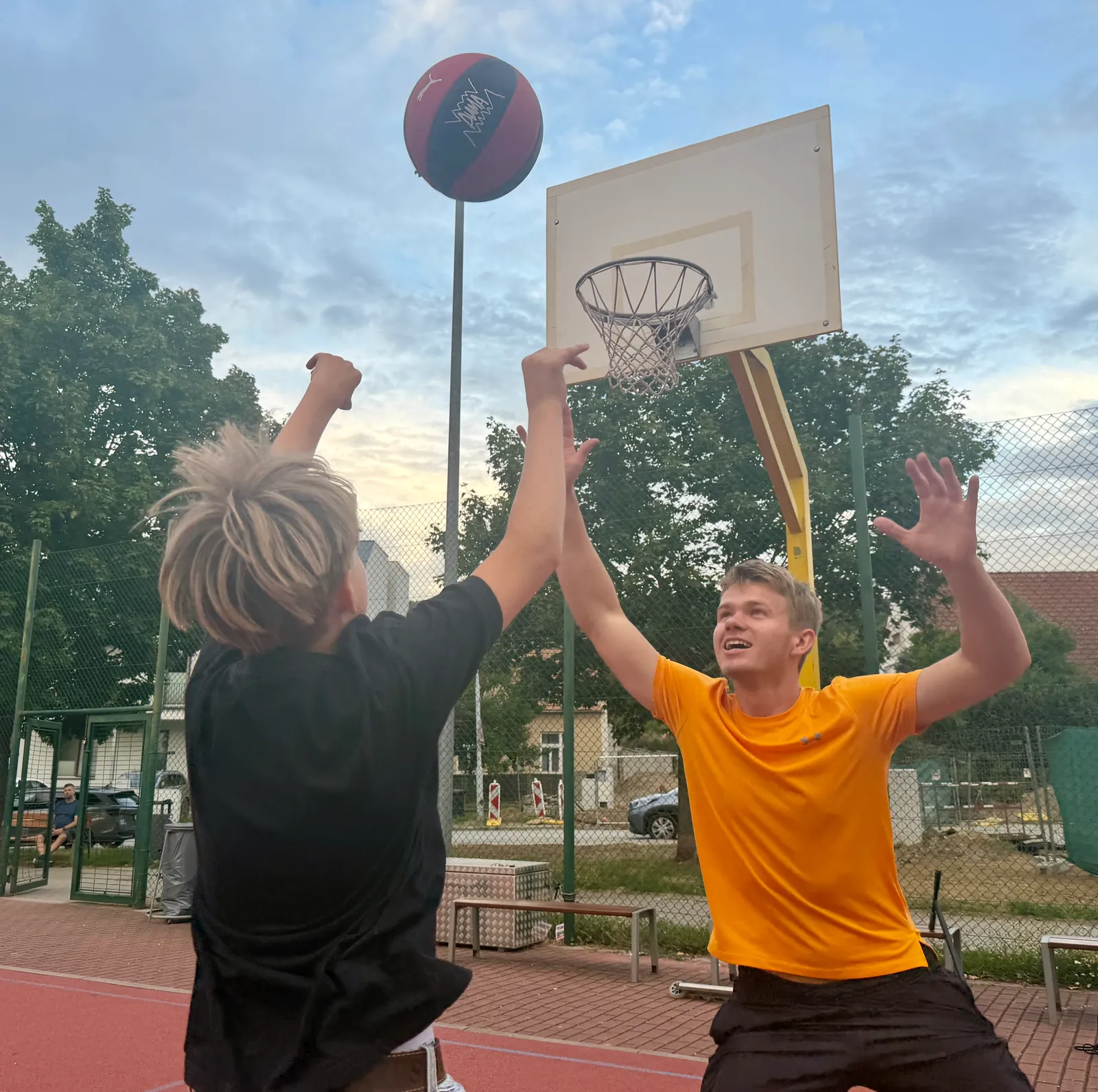 Václav Kvasnička hraje s chlapcem basketbal na hřišti